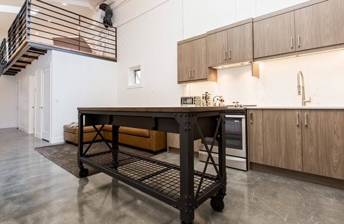 East Village Apartment | Skyline Penthouse |BBQ, Sleeps 8