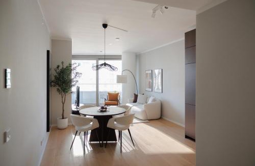 Kaisermuhlen Apartment | Skyline Suite - Danube-View Balcony & Pool