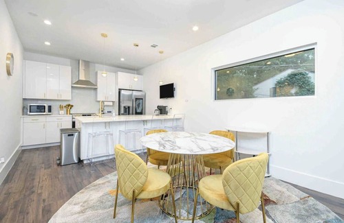 Summerhill House | Skyline View 5 Story Twin Tower Town House