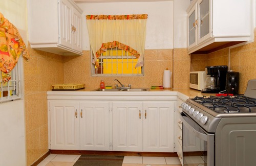 Gate Park Apartment | Skylite- Cozy Private Apartment, In A Secure Setting, Near Golf, Town and Beach