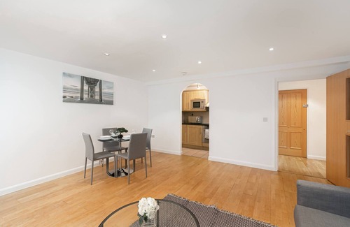 Barnet Apartment | Skyvillion - Spacious 2bed W balcony In Barnet