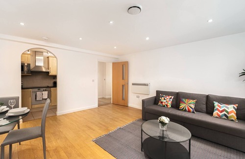 Barnet Apartment | Skyvillion - Spacious 2bed W balcony In Barnet