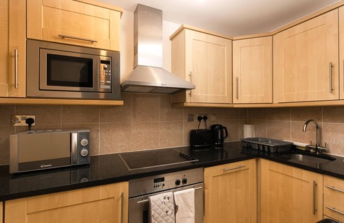 Barnet Apartment | Skyvillion - Spacious 2bed W balcony In Barnet