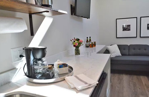 Alphabet Historic District Apartment | Slabtown Village - 3 Tiny houses in NW Portland with AC, WiFi & Free Parking!