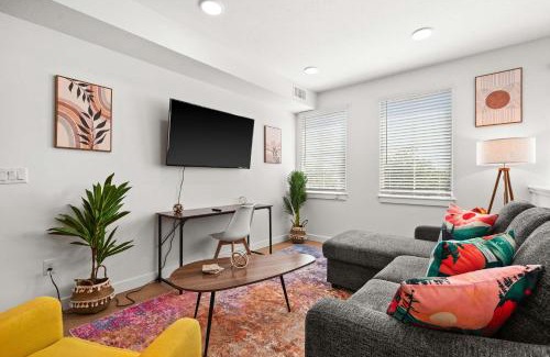 People's Freeway House | SLC Townhome 2BR Mountain Views Garage