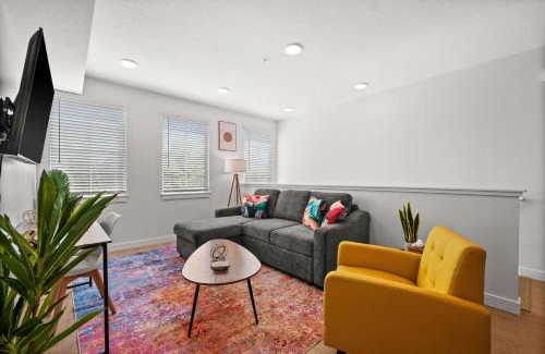 People's Freeway House | SLC Townhome 2BR Mountain Views Garage