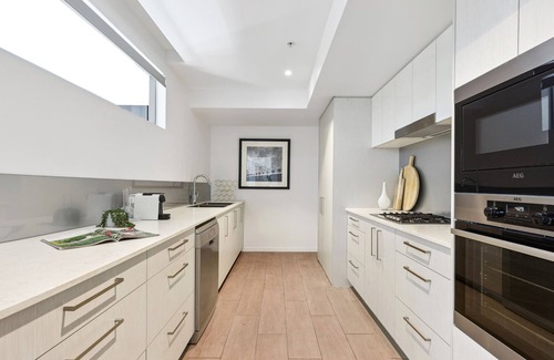 Kangaroo Point Apartment | Sleek 1-Bed With Rooftop Pool & Amazing City Views