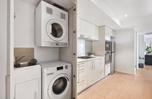 Kangaroo Point Apartment | Sleek 1-Bed With Rooftop Pool & Amazing City Views