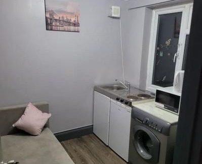 Havering Apartment | Sleek 2 bedroom flat-sleeps up to 5 guest