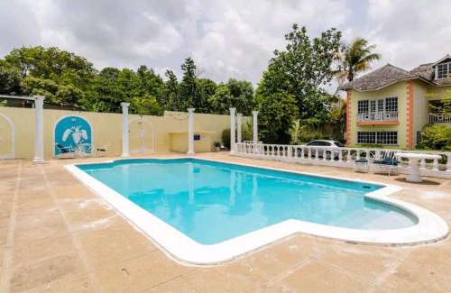 Ocho Rios Apartment | Sleek 4PPL apartment, Pool, Parking, Gated, CCTV & Wifi