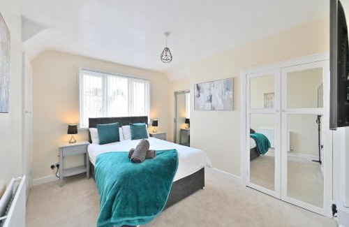Bolton House | Sleek and Stylish 3 Bed in Bolton - Garden - Parking