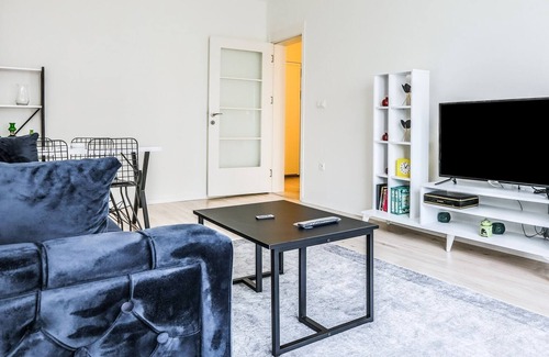 Pendik District Apartment | Sleek Flat with Tuzla Balcony