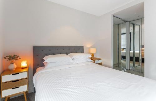 Collingwood Apartment | Sleek Inner-City 1-Bed Pad with Pool & BBQ