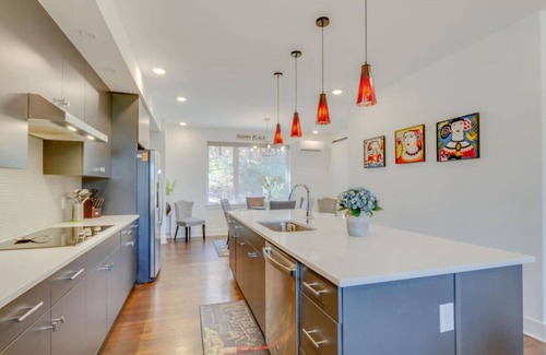 Hermitage House | Sleek Large Retreat – 9 Beds – Modern Kitchen