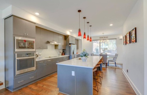 Hermitage House | Sleek Large Retreat – 9 Beds – Modern Kitchen