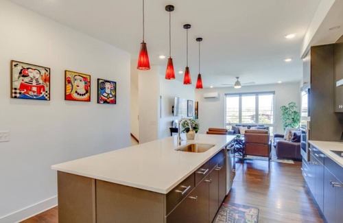 Hermitage House | Sleek Large Retreat – 9 Beds – Modern Kitchen