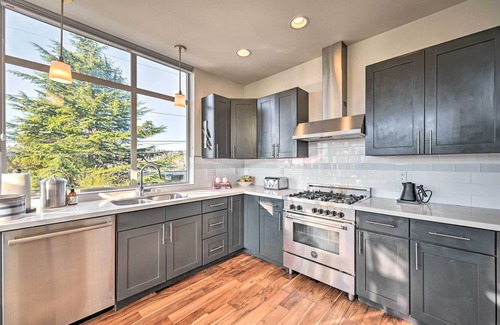 North Queen Anne House | Sleek Seattle Home w/Rooftop Patio & Views!