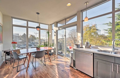 North Queen Anne House | Sleek Seattle Home w/Rooftop Patio & Views!