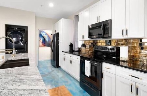Nashville House | Sleek Sky-Blue 3 Level Townhome Sleeps 11