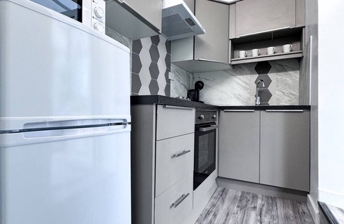 Pentre Apartment | Sleek Skyward Serenity 2bed w/Pool Table - Ystrad