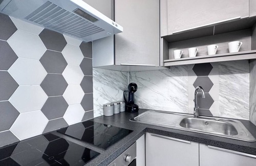 Pentre Apartment | Sleek Skyward Serenity 2bed w/Pool Table - Ystrad