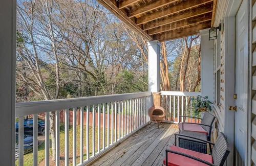 Barclay Downs House | Sleek & Stylish Condo In Southpark 3 Bedroom Home by RedAwning