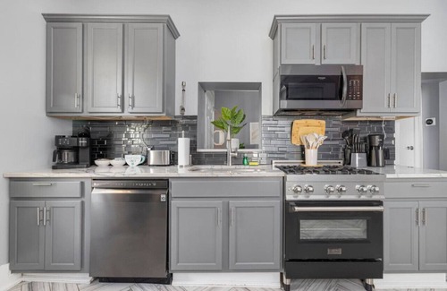 Bristol House | Sleep 10 in this historic home in state streets