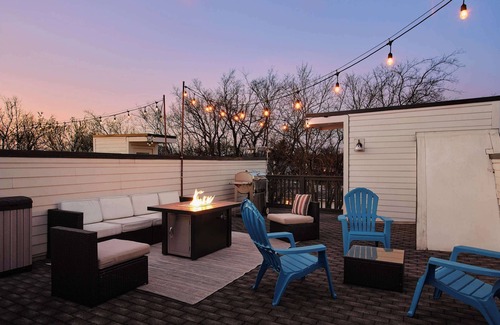 East Hill House | Sleep 10 With Skyline Rooftop Views! 10 min to DT!