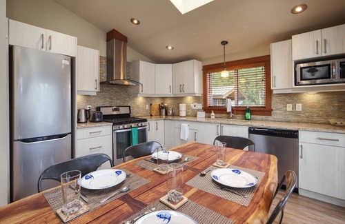 Port Renfrew Cottage | Sleep 12 with 3 separate suites! Oceanfront View + Pet Friendly + Family and Friend Getaway