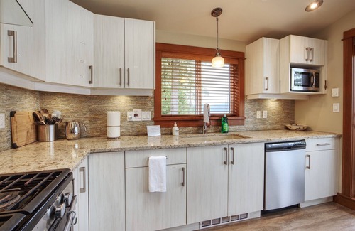 Port Renfrew Cottage | Sleep 12 with 3 separate suites! Oceanfront View + Pet Friendly + Family and Friend Getaway