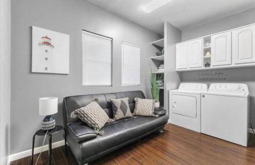 Meridian-Kessler Apartment | Sleep 5 - Pet & Baby - Laundry - Closer to Hospitals