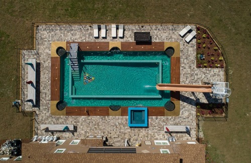 Groveland House | Sleep Up To 54 At The Great Escape Parkside - 15 BR Game Themed Mansion!