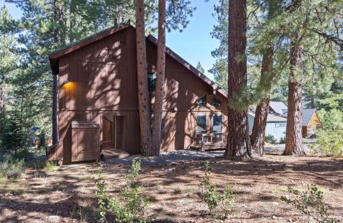 Truckee House | Sleeping Bear Lodge- Remodeled 3BR Cabin- Fireplace- Ski Shuttle- Pet-Friendly