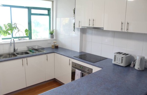 Kooringal House | Sleeps 10, Firepit, FREE Firewood