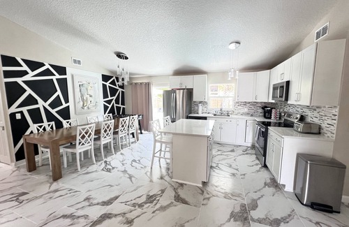 Orlando House | Sleeps 10 + Pool and Fully Fenced Yard plus enjoys 2 King Rooms