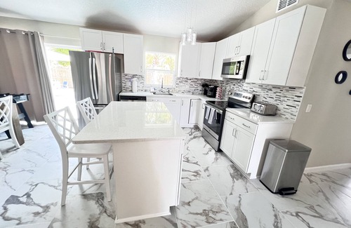 Orlando House | Sleeps 10 + Pool and Fully Fenced Yard plus enjoys 2 King Rooms