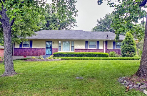 Sunset View House | *Sleeps 10/Spacious Midcentury Charmer! Minutes to Downtown/Opryland free Wifi*