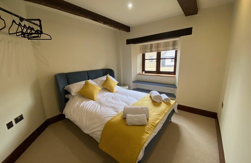 West Buckland House | Sleeps 12 - Converted Barn in Rural Location