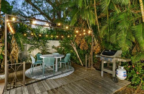 Largo House | Sleeps 12 Heated Pool Pickleball Hot Tub Fire Pit