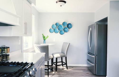 Milwaukee House | Sleeps 13! Great for groups and close to the airport and downtown Milwaukee!