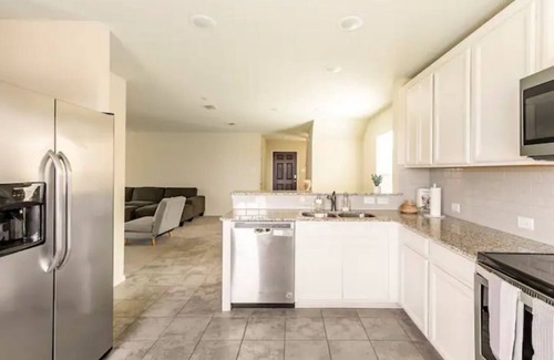 Forney House | Sleeps 13! Spacious 4bd home with 2 living rooms