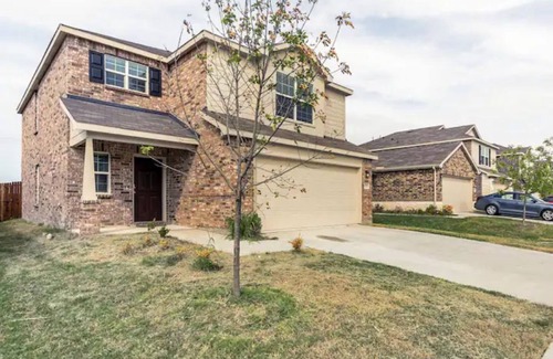 Forney House | Sleeps 13! Spacious 4bd home with 2 living rooms