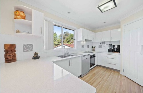 Beenleigh House | Sleeps 14, 4 bathrooms, 2 Kitchens ,Central to Brisbane Gold C Theme parks Views