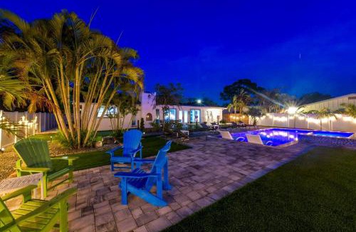 Bradenton House | Sleeps 16 Tropical Pool House with Spa near Beach