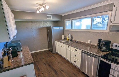 Knoxville House | Sleeps 17, 4 baths, two kitchens, outdoor living