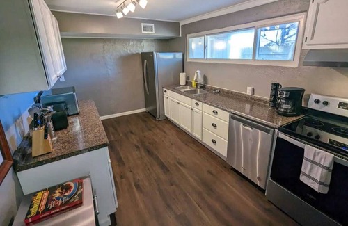 Knoxville House | Sleeps 17, 4 baths, two kitchens, outdoor living