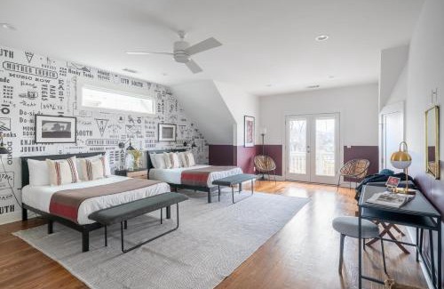 Buena Vista House | Sleeps 24 2 Homes Minutes to DowntownBroadway Faith Barbara by AvantStay