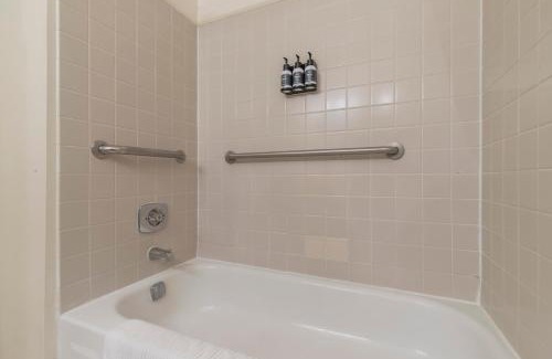 Newbold Apartment | Sleeps 4! 2BR, Gym, Free Parking, Close to Major Attractions