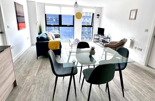 Old Trafford Apartment | Sleeps 4 Central Ensuite - Cityview & Parking