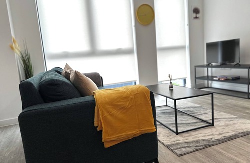 Old Trafford Apartment | Sleeps 4 Central Ensuite - Cityview & Parking